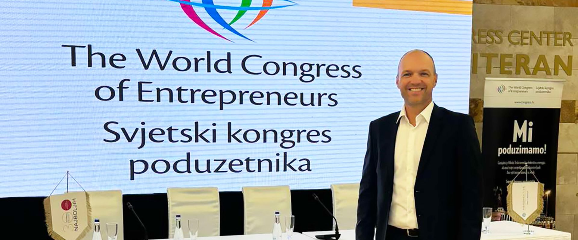 Hermi erhielte den Preis und die Auszeichnung Stvaratelji za stoljeća 